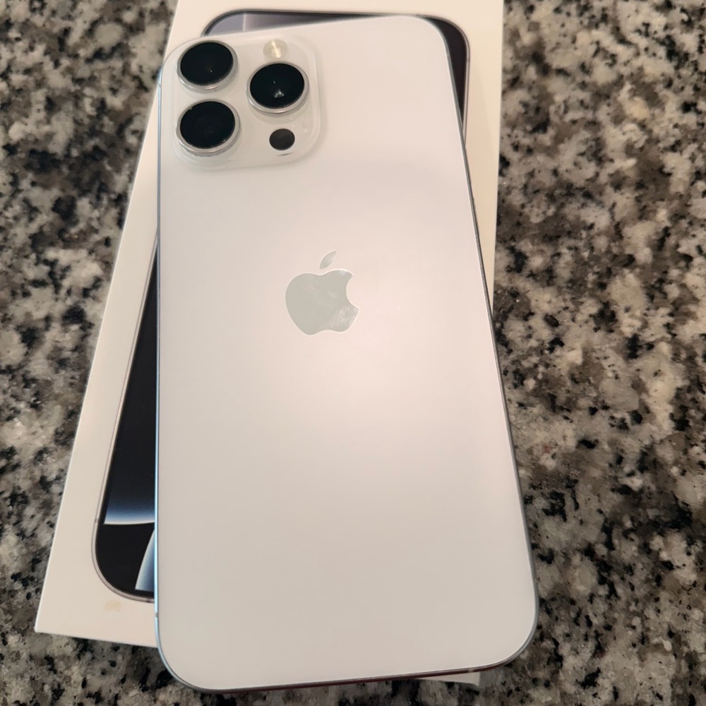 Apple 16 pro max  white unlocked 256 GB
